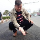 它在馬路上一趟，用手使勁摸地手都不臟